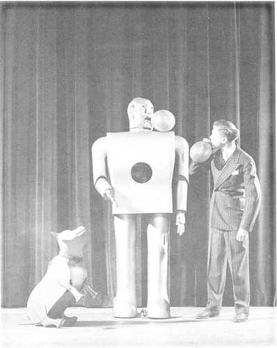 elektro and sparko GE 1939 early robots elektro and sparko GE 1939 early robots